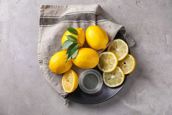 Placa Con Limones Maduros Tazón Jugo Sobre Mesa Gris —  Fotos de Stock