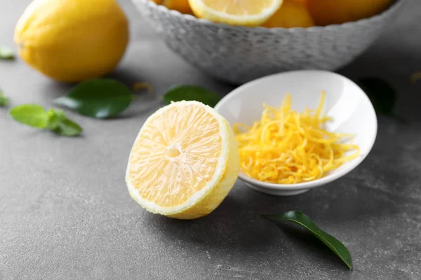 Hälfte Reife Zitrone Mit Frischer Schale Auf Grauem Tisch — Stockfoto