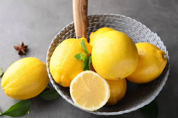 Weidenschale Mit Reifen Zitronen Auf Grauem Tisch — Stockfoto