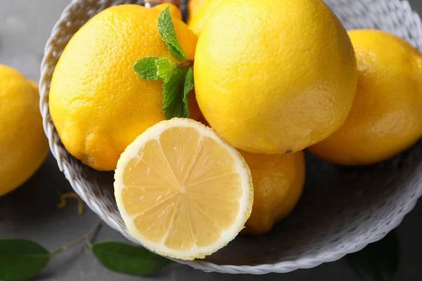 Wicker Bowl Ripe Lemons Table Closeup — Stock Photo, Image