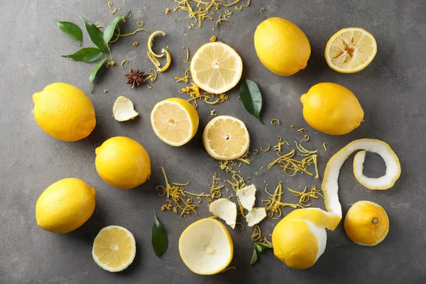 Composición Con Limones Maduros Ralladura Fresca Sobre Fondo Gris —  Fotos de Stock