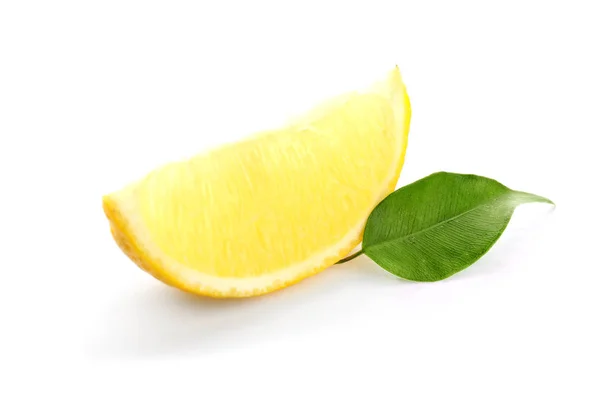 Reife Zitronenscheibe Auf Weißem Hintergrund — Stockfoto
