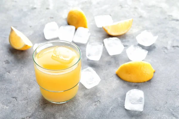 Glas Frischen Zitronensaft Mit Eiswürfeln Auf Grauem Tisch — Stockfoto