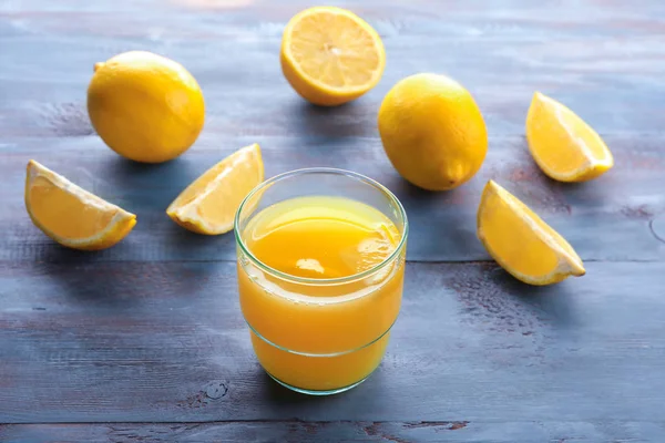 Verre Jus Citron Frais Sur Table Bois — Photo