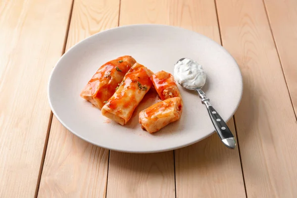 Tallrik Med Kåldolmar Lämnar Tomatsås Träbord — Stockfoto