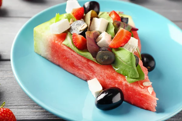 Plaat Met Schijfje Watermeloen Smakelijke Salade Houten Tafel Close — Stockfoto