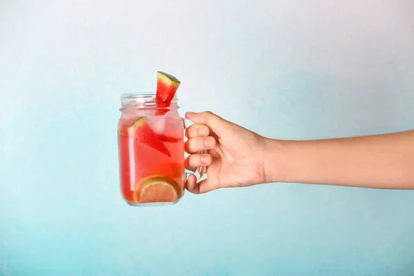 Frau Hält Einmachglas Mit Leckerer Kalter Wassermelonen Limonade Auf Farbigem — Stockfoto