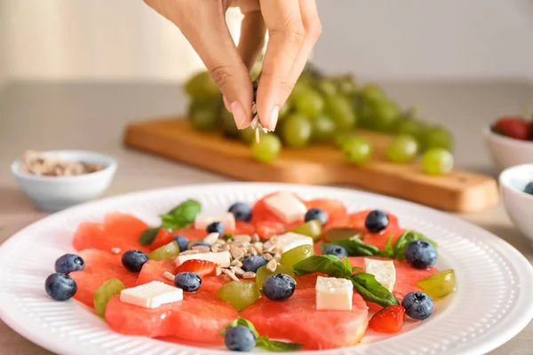 Vrouw Zonnebloempitten Toe Voegen Aan Zoete Salade Met Watermeloen Feta — Stockfoto