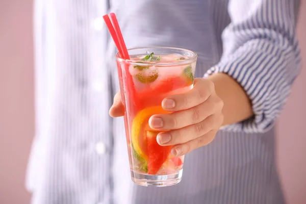 Frau Der Hand Ein Glas Leckere Kalte Wassermelonen Limonade Nahaufnahme — Stockfoto