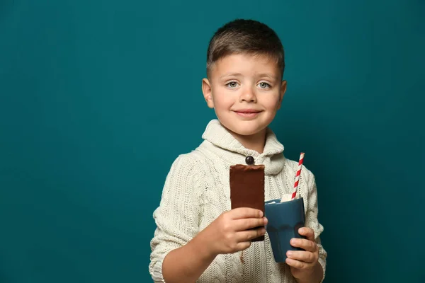 Lindo Niño Pequeño Con Taza Bebida Caliente Comiendo Chocolate Fondo — Foto de Stock