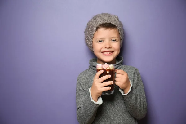 Lindo Niño Ropa Abrigo Con Taza Vidrio Chocolate Caliente Fondo —  Fotos de Stock