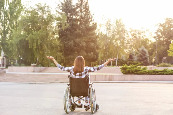 Açık Havada Tekerlekli Sandalyede Mutlu Genç Kadın — Stok fotoğraf
