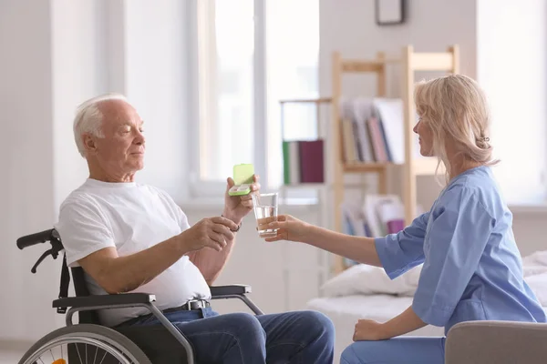 Doctor Giving Medicine Senior Man Home — Stock Photo, Image