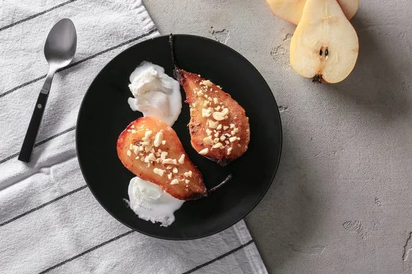 おいしい焼き梨と灰色のテーブルの上のアイス クリーム プレート — ストック写真