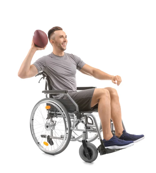 ラグビー ボールの白い背景に車椅子に座っている若い男 — ストック写真