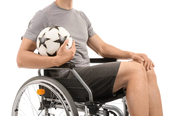 白い背景に車椅子に座ってボールを持った若い男 — ストック写真
