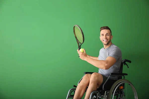 Sportlicher Junger Mann Mit Tennisschläger Und Ball Rollstuhl Auf Farbigem — Stockfoto