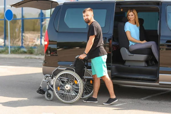 Homem Com Cadeira Rodas Mulher Deficiente Perto Carro Livre — Fotografia de Stock