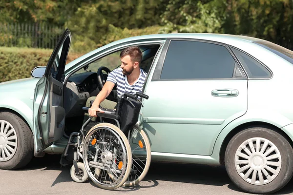 Homem Deficiente Saindo Seu Carro — Fotografia de Stock