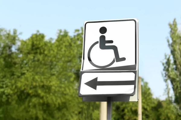Sinal Pessoas Com Deficiência Mobilidade Lugar Estacionamento — Fotografia de Stock