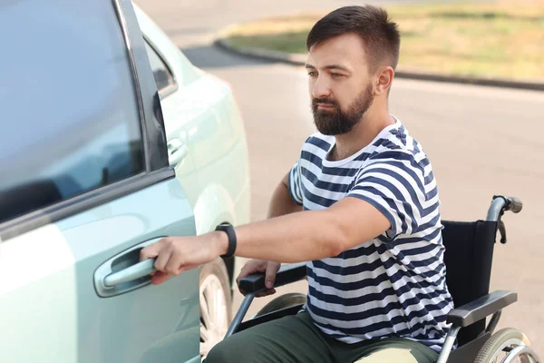 Homem Cadeira Rodas Tentando Sentar Seu Carro — Fotografia de Stock