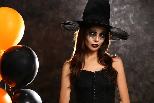 Hermosa Mujer Vestida Bruja Para Halloween Con Globos Sobre Fondo — Foto de Stock