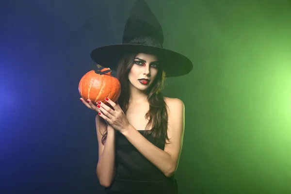 Hermosa Mujer Vestida Bruja Para Halloween Sobre Fondo Color —  Fotos de Stock