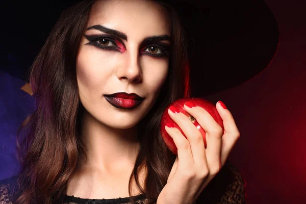 Hermosa Mujer Vestida Bruja Para Halloween Con Manzana Sobre Fondo — Foto de Stock