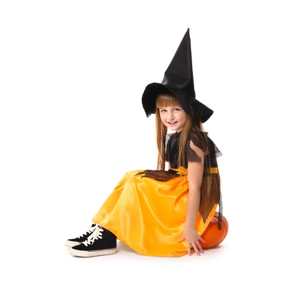 Roztomilá Holčička Oblečený Jako Čarodějnice Halloween Bílém Pozadí — Stock fotografie