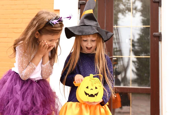 Söta Små Flickor Halloween Kostymer Titta Inuti Sin Väska Utomhus — Stockfoto