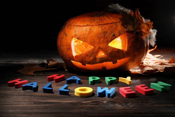 Calabaza Tallada Letras Formando Texto Happy Halloween Sobre Mesa Madera —  Fotos de Stock