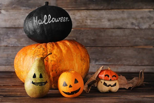 Halloween Kürbisse Und Bemalte Früchte Auf Holzgrund — Stockfoto