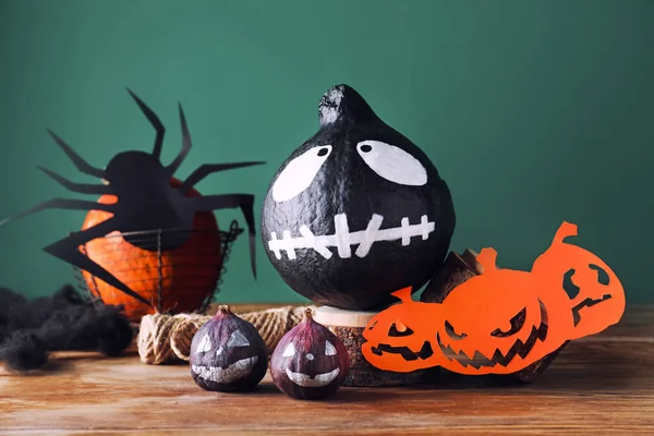 Halloween Komposition Mit Bemaltem Kürbis Und Feigen Auf Holztisch — Stockfoto