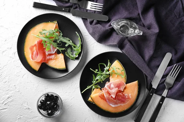 Assiettes Avec Délicieux Melon Prosciutto Sur Table Blanche — Photo