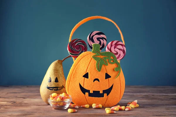 Composição Halloween Com Doces Mesa Madeira — Fotografia de Stock