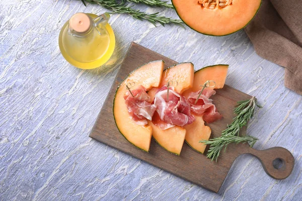 Fából Készült Fedélzet Val Finom Dinnye Prosciutto Asztalon Felülnézet — Stock Fotó