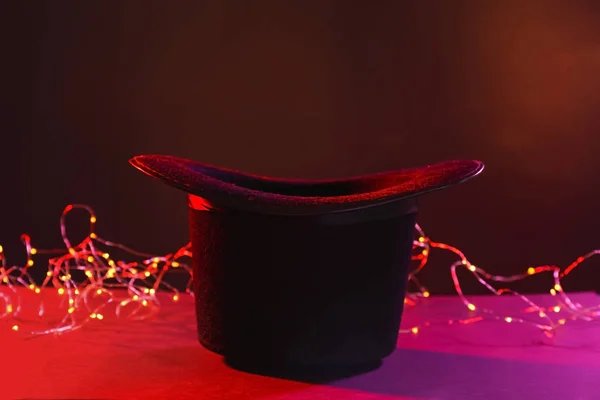 Чёрная Шляпа Мага Тёмном Фоне — стоковое фото