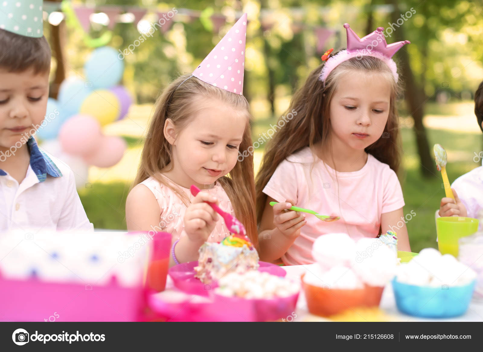 Enfants Mignons Celebrant Anniversaire Plein Air Image Libre De Droit Par Serezniy C Enfants Mignons Celebrant Anniversaire Plein Air Image Libre De Droit Par Serezniy C