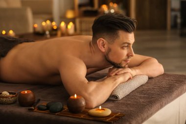 Genç adam rahatlatıcı spa salonu Masaj tablo