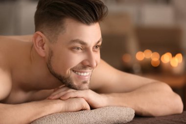 Genç adam rahatlatıcı spa salonu Masaj tablo