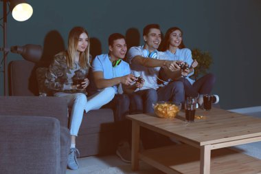 Gençler evde video oyunları oynarken akşamları