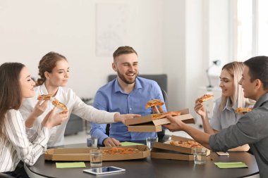 Gençler pizza Office masada yemek