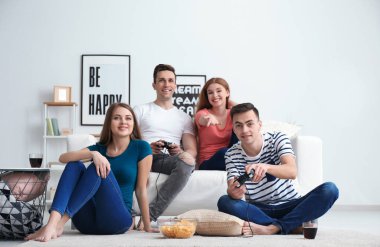 Gençler evde video oyunları oynarken