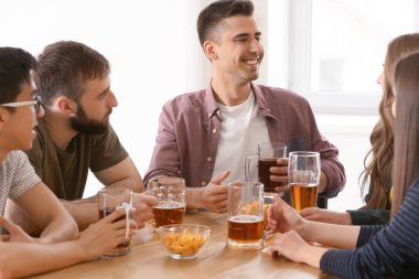 Bira içme neşeli arkadaş grubu içinde bar