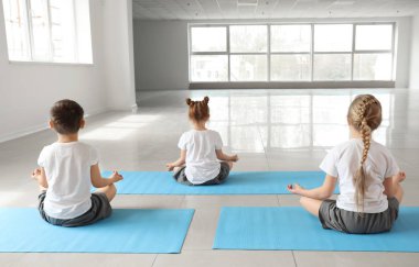Küçük çocuklar kapalı Yoga uygulamak