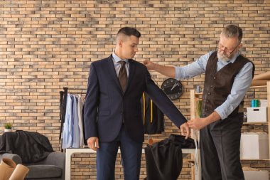 Olgun terzi Atölyesi müşterinin ölçümleri alarak