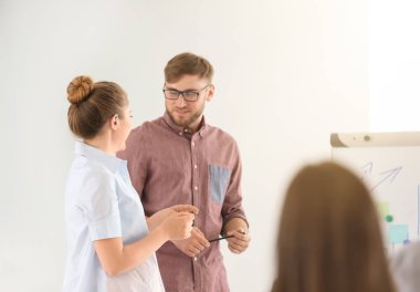 Grup ofis iş toplantısı sırasında insan