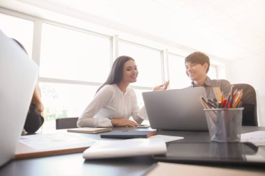 Ofiste çalışan iş takım toplantısı