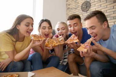 Gençler lezzetli pizza kapalı ile partide eğleniyor