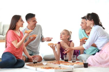 Gençler lezzetli pizza kapalı ile partide eğleniyor